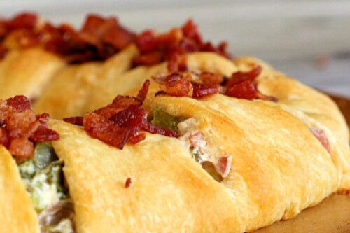 Here's a masterpiece for your next brunch: Ham and Bacon Pastry Ring.  I love this recipe because it looks fancy-schmancy when you serve it to your guests, but in reality it's pretty dang easy to whip up, and it's loaded with ham and  bacon....perfection! #ham #bacon #brunch #pastry #crescentrolls