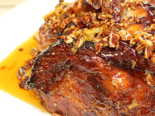 https://chefalli.com/wp-content/uploads/2015/11/maple-glazed-ham-with-pecans-copy-500x375.jpg