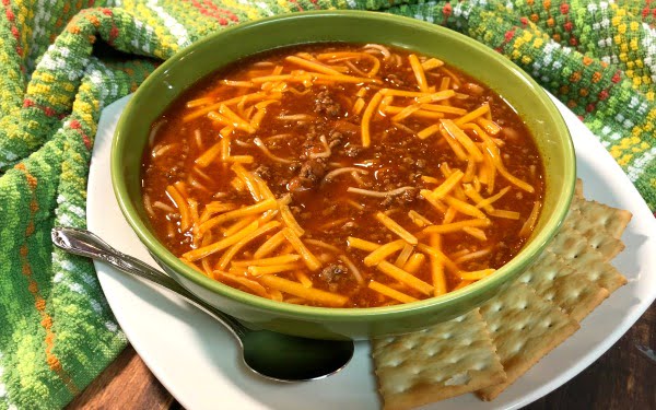 When cooler weather sets in, there's nothing more cozy and comforting than a bowl of chili.....especially when it's served with a cinnamon roll alongside! If you're from the Midwest, you already know about this trend, and if you're not, DO try it.  I totally think you'll be hooked if you give it just one shot.  The combination of this chili with my Speedy Cinnamon Rolls or Speedy Maple Cinnamon Rolls will not disappoint, I promise! #Easy #SpeedyMeal #WeekNightMeal #Chili #Soup #Spaghetti #GroundBeef