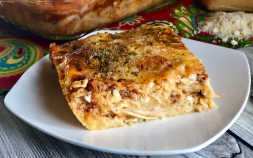 Who loves a good, saucy pasta bake?  This Oh Snap! Baked Spaghetti Pie Casserole is the best darn thing you can make for somebody who needs a good, comforting (carb-loaded) meal delivered to their door.