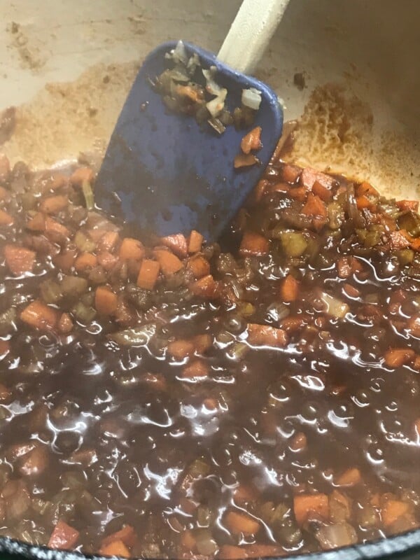 simering-red-wine-gravy Simmered red wine sauce with vegetables.
