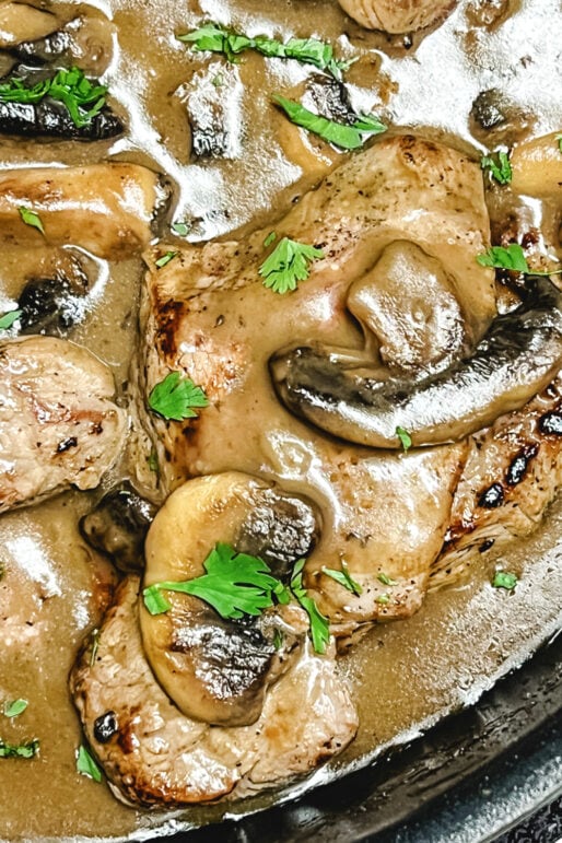Skillet Sizzle Steaks with Mushroom Gravy