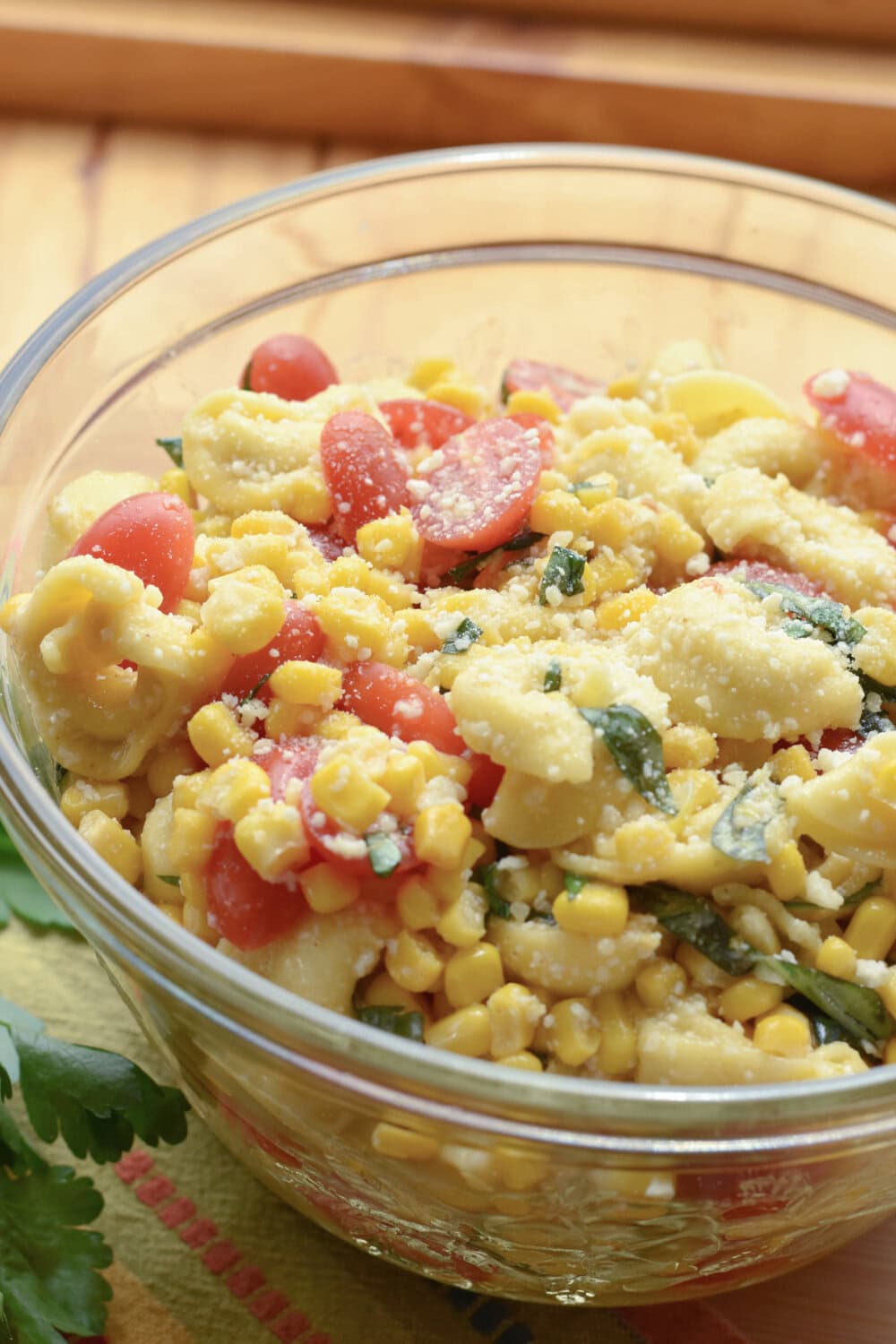 cheese-tortellini-pasta-salad A clear bowl filled with cheese tortellini pasta salad.