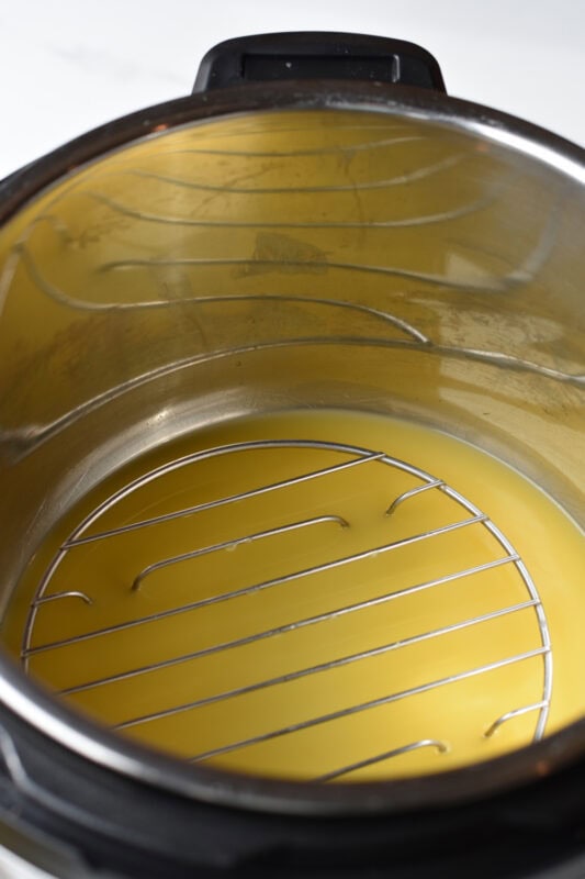 orange-juice-instant-pot Orange juice and a trivet in a instant pot.