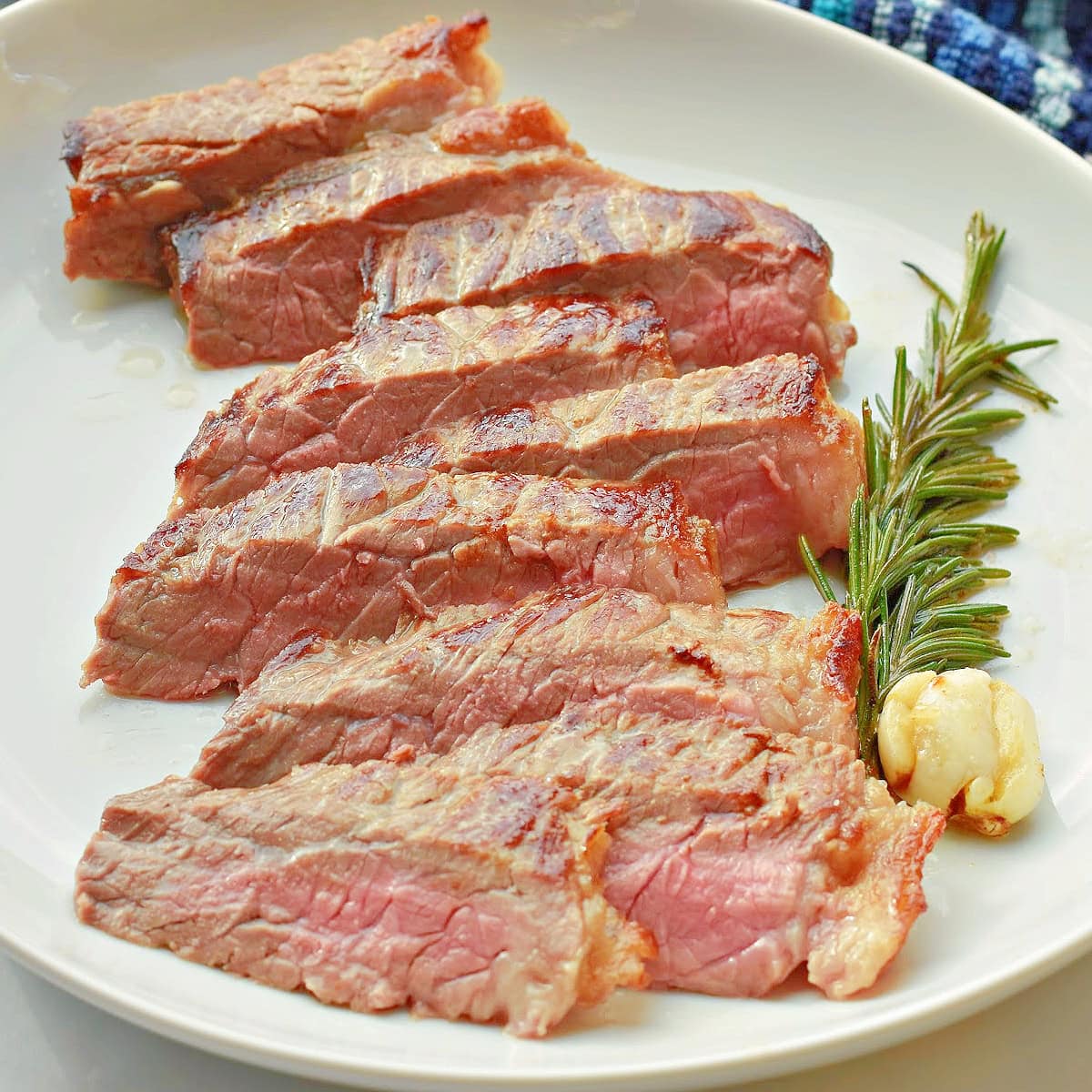 Round steak cooked in garlic and butter plated.