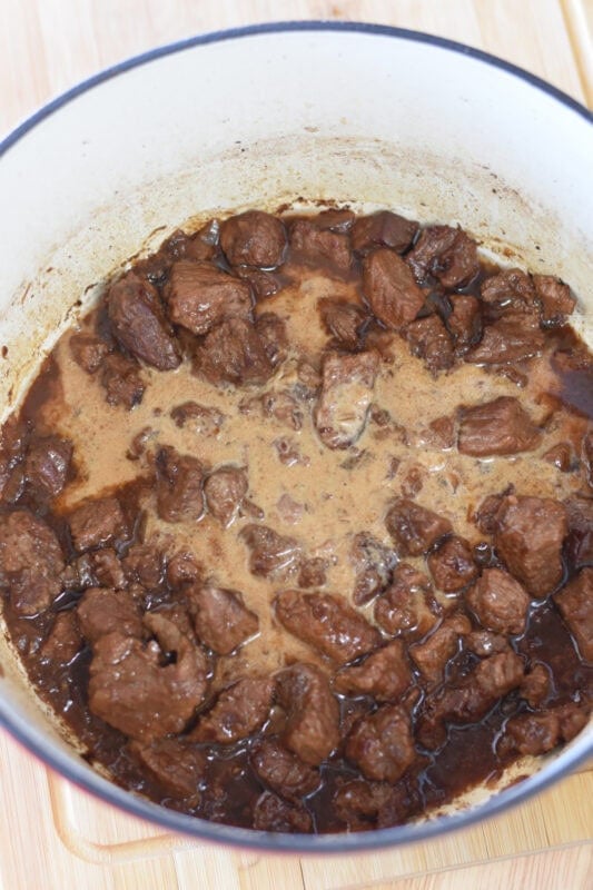 thickening-brown-gravy Thickening brown gravy with cornstarch.