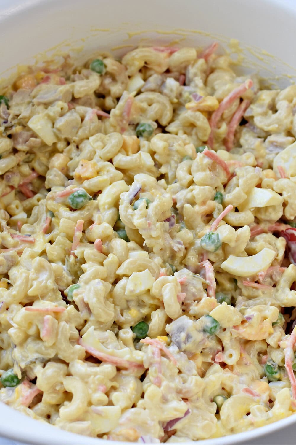macaroni-pasta-salad-chicken Macaroni pasta salad with chicken, peas, carrots, and eggs.