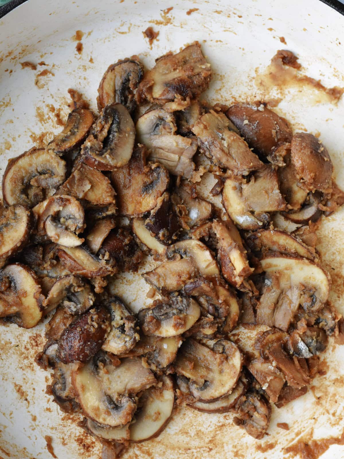 Sautéed mushrooms with flour. 